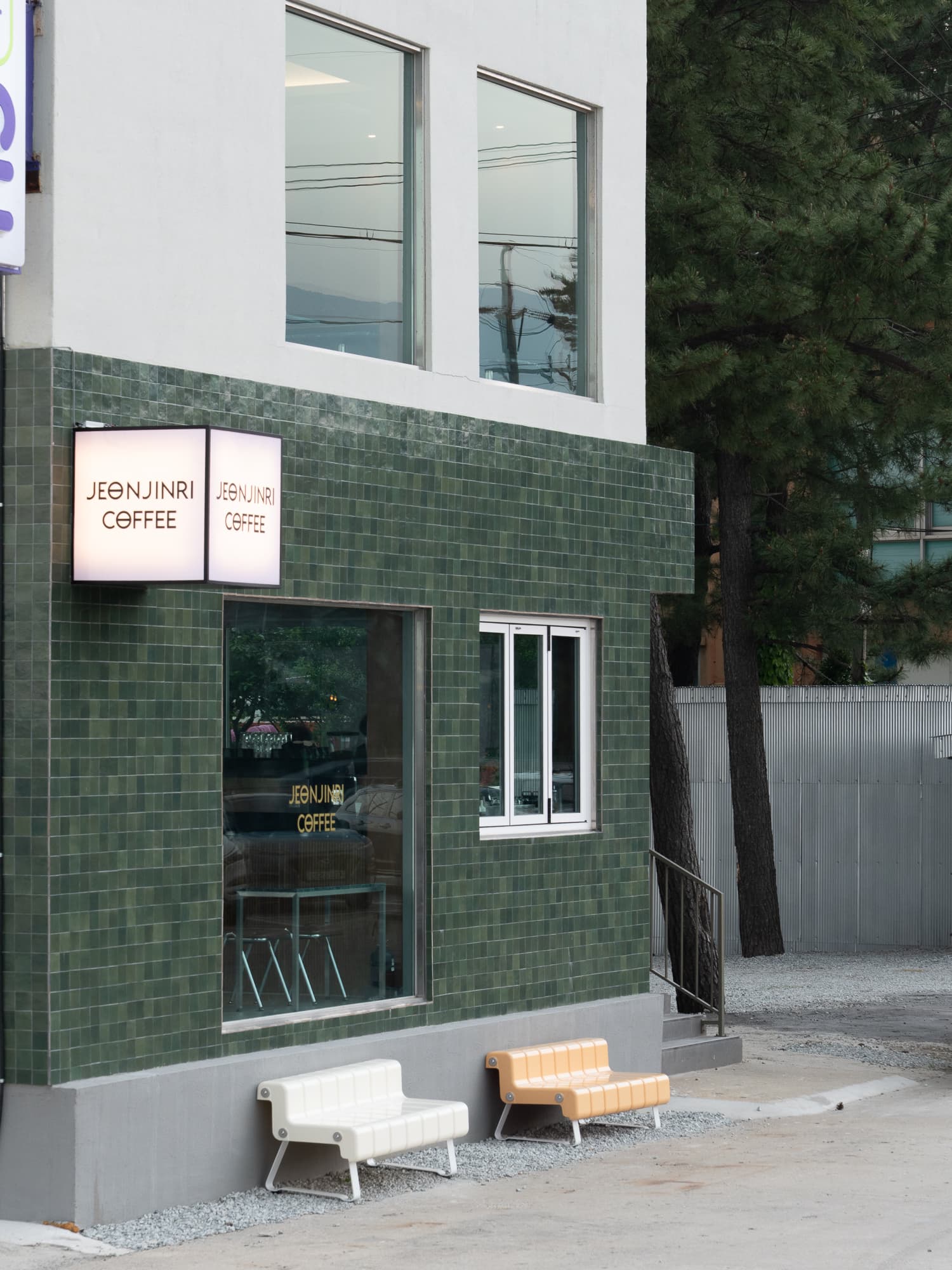 바다를 마주한 1층 카페 전진리커피의 외부